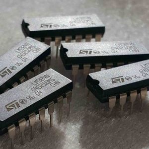 آی سی LM324N آمپلی فایر با 4 آپ امپ سریع با ورودی ولتاژ دوگانه ساخت ST
