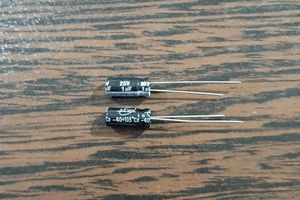 SZWX 25V 1uF – خازن الکترولیت، 25 ولت، 1 میکروفاراد (بسته 20 تایی)