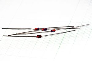خازن پلی استر 4.7NF 1250V 10MIL
