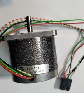 استپر موتور 24 ولت 1 آمپر با شافت یک چهارم و گشتاور 8kg برند SONCEBOZ سوئیس اصل