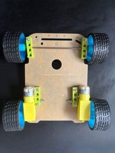 مجموعه کامل بدنه ربات ماشینی (صفحه شاسی، 4 چرخ، میله و قطعه اتصال دهنده چرخ ها به شاسی، 2 عدد آرمیچر)