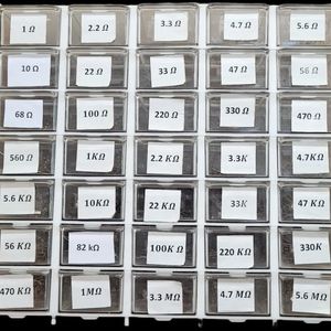 پک کامل مقاومت 1/4 وات 5 درصد 100 تایی به همراه جعبه 35 خانه سفید 5*7