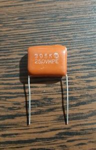 POLYESTER 250V 3.9uF - خازن پلی استر 3.9 میکرو فاراد 250 ولت