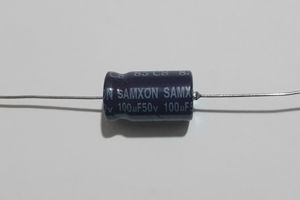 Axial 50V 100uF – خازن اکسیال، 50 ولت، 100 میکروفاراد