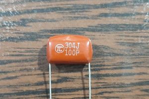 POLYESTER 100V 300nF - خازن پلی استر، 100 ولت، 300 نانوفاراد