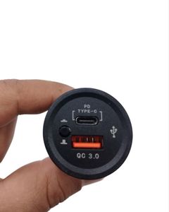 شارژر خودرویی پنلی خروجی تایپ سی 12 وات و 20usb وات کلید دار مدل MT ACK