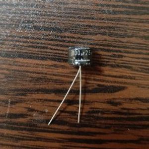 nichicon 25V 100uF - خازن الکترولیت، 25 ولت، 100 میکروفاراد