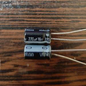 nichicon 16V 220uF - خازن الکترولیت، 16 ولت، 220 میکروفاراد، سری VR