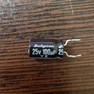 Rubycon 25V 100uF - خازن الکترولیت، 25 ولت، 100 میکروفاراد، روبیکون، سری YK