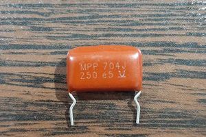 POLYESTER 250V 700nF - خازن پلی استر، 250 ولت، 700 نانوفاراد