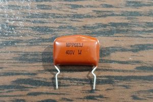 POLYESTER 400V 68nF - خازن پلی استر، 400 ولت، 68 نانوفاراد