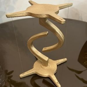 پایه و استند معلق دکوراسیون خانگی (21×18×18 cm) / استند معلق دکوراتیو با طراحی S-شکل و کاملاً شناور، یک آیتم خاص و مدرن برای دکور منزل و محیط‌های مینیمال است. این استند با نخ‌های نامرئی، جلوه‌ای متفاوت ایجاد کرده و مناسب برای نمایش اشیاو گیاهان کوچک و ...