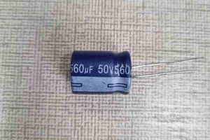 AiSHi 50V 560uF – خازن الکترولیت 50 ولت 560 میکرو فاراد