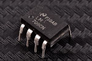 LM709CN – DIP8